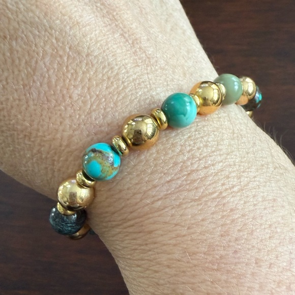 Natural turquoise & gold tone spacer bead stretchy bangle bracelet - Picture 6 of 6